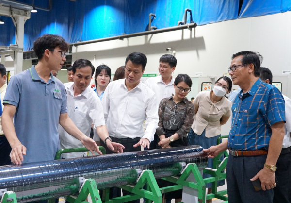 các Trường đào tạo và doanh nghiệp tham quan dây chuyền sản xuất tại Công ty TNHH Công nghệ Jinko Solar