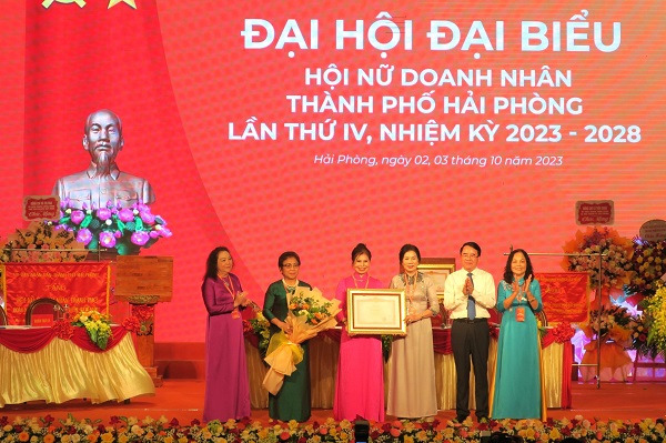 Thủ tướng Chính phủ tặng Bằng khen cho Hội Nữ doanh nhân thành phố Hải Phòng và bà Nguyễn Thị Minh Hà – Chủ tịch Hội nữ doanh nhân Hải Phòng.
