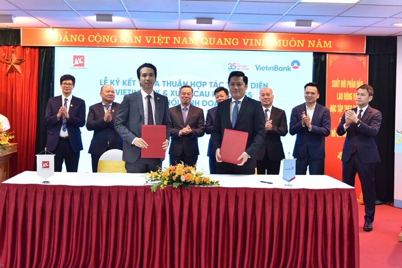 Đại diện VietinBank Chi nhánh thành phố Hà Nội và Công ty cổ phần Đầu tư Xuân Cầu - Lạch Huyện ký kết Hợp đồng tín dụng cho Khu phi thuế quan - Logistics và Công nghiệp Lạch Huyện.