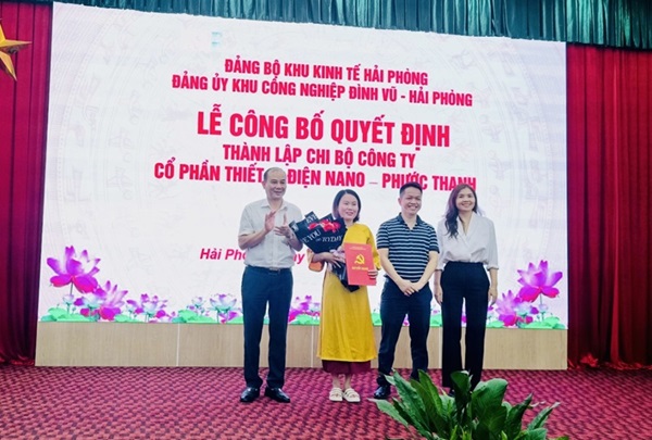 Đại diện lãnh đạo Đảng ủy KKT chúc mừng chi bộ Công ty Thiết bị điện Nano Phước Thạnh