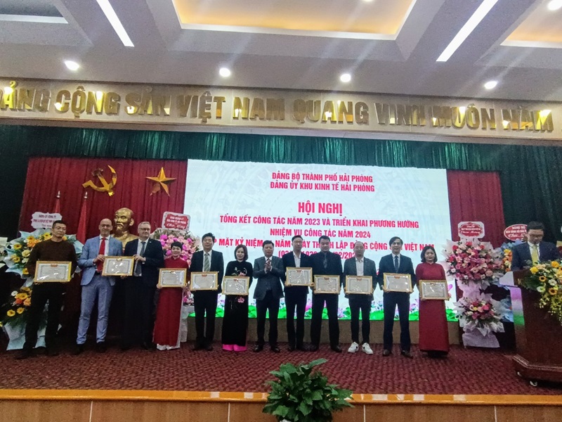 Ông Lê Trung Kiên, Trưởng Ban Quản Lý KKT Hải Phòng trao bằng khen cho các doanh nghiệp KCN tiêu biểu 