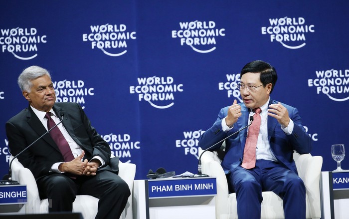 Phó Thủ tướng, Bộ trưởng Bộ Ngoại giao Phạm Bình Minh (bên phải) tham gia thảo luận về chủ đề Triển vọng Địa chính trị châu Á. (Ảnh: Lâm Khánh/TTXVN)