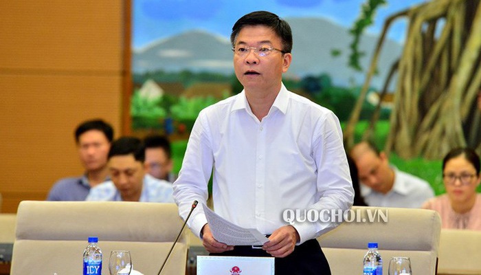 Bộ trưởng Bộ Tư pháp Lê Thành Long trình bày tờ trình của Chính phủ.