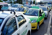 Bộ GTVT tiếp tục đề xuất gắn mào ‘xe hợp đồng’ trên nóc taxi công nghệ