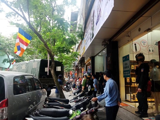 Hình ảnh về cuộc khám xét sáng nay tại 33 Lý Quốc Sư, Hà Nội.