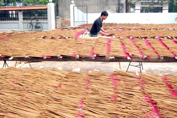 Việt Nam hiện có hơn 100 doanh nghiệp sản xuất và xuất khẩu hương nhang, kim ngạch xuất khẩu năm 2018 khoảng 76 triệu USD/năm, đóng góp cho ngân sách nhà nước từ 70-100 triệu USD/năm.
