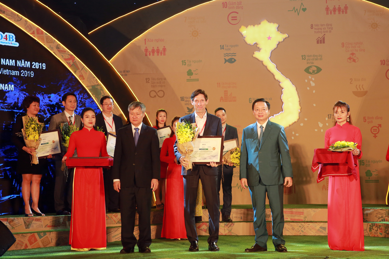  Ông Jeffrey Fielkow – Giám đốc Điều hành Tetra Pak Việt Nam nhận giải thưởng Top 10 doanh nghiệp bền vững ngành sản xuất.