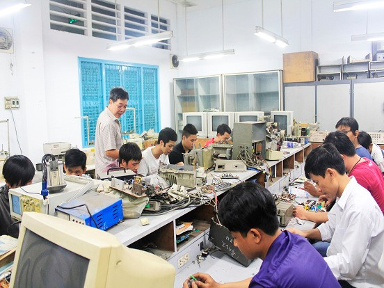 Học viên học nghề sửa chữa điện tử ở Trung tâm dạy nghề Tân Bình (TP.HCM)