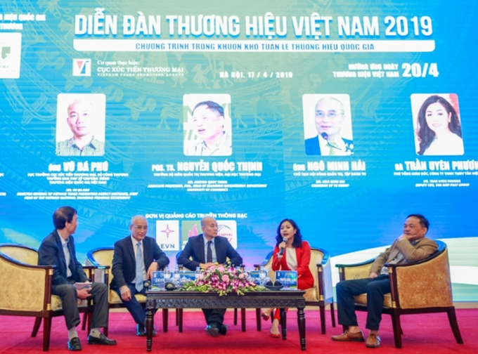 Doanh nhân Trần Uyên Phương, Phó Tổng Giám đốc Tập đoàn Tân Hiệp Phát cùng các diễn giả tại Diễn đàn.