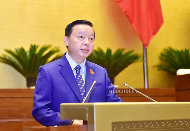 Theo Bộ trưởng Trần Hồng Hà, sau thời gian thực hiện Luật Bảo vệ môi trường năm 2014, đã có những vấn đề và thách thức mới phát sinh từ thực tiễn cuộc sống, đặt ra yêu cầu cấp thiết phải sửa đổi Luật. 