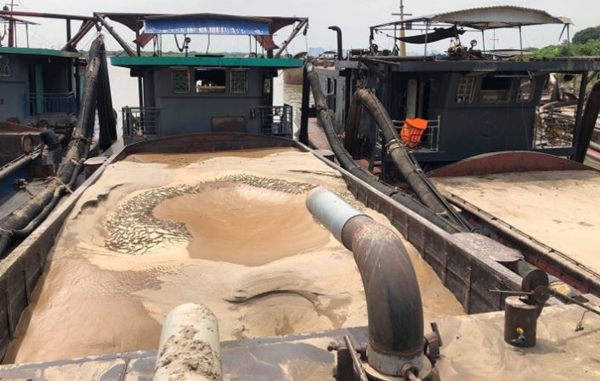 Các tàu cát bị Công an TP Hà Nội phát hiện khai thác trái phép trên sông Hồng. Ảnh: Thương hiệu và Công luận.