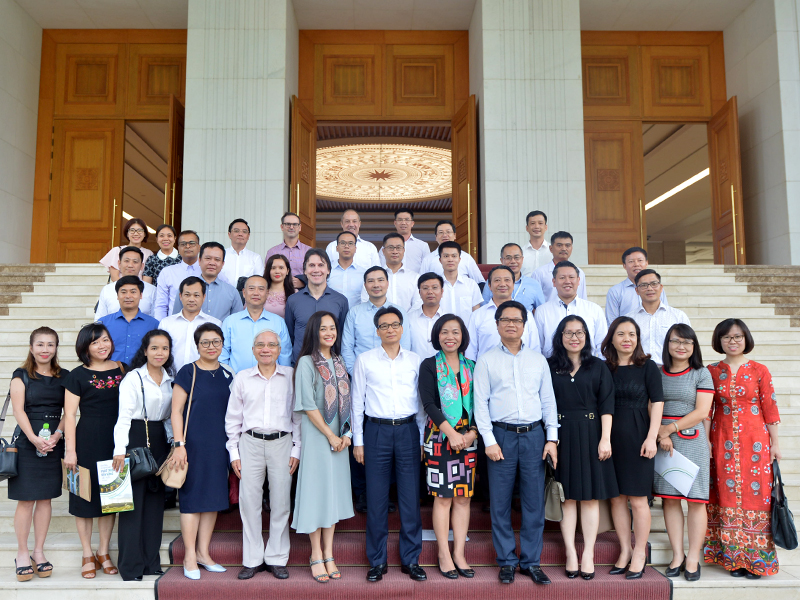 Các thành viên trong Hội đồng Doanh nghiệp vì sự Phát triển bền vững Việt Nam (VBCSD-VCCI) chụp ảnh lưu niệm cùng Phó Thủ tướng.