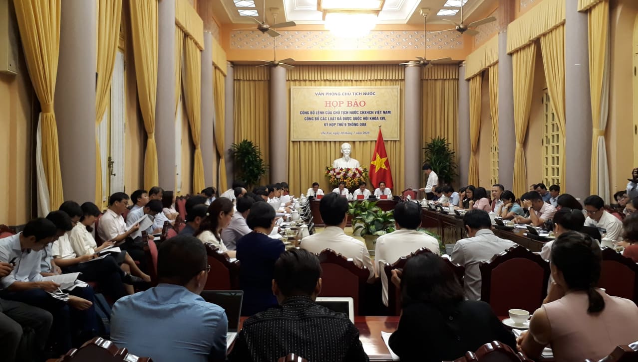 Toàn cảnhp/họp báo Công bố lệnh của Chủ tịch nước Cộng hòa xã hội chủ nghĩa Việt Nam công bố các Luật đã được Quốc hội khóa XIV thông qua.