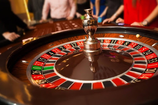 Bộ Tài chính đề nghị giữ nguyên quy định vốn đầu tư dự án casino phải đạt từ 2 tỷ USD trở lên, doanh nghiệp chỉ được kinh doanh casino khi vốn giải ngân đầu tư dự án casino đạt 1 tỷ USD trở lên.
