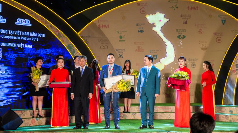 Ông Đỗ Thái Vương, Phó Chủ tịch Phát triển Bền vững & Đối ngoại, đại diện Unilever Việt Nam nhận danh hiệu “Top 10 Doanh nghiệp bền vững” tại Lễ công bố Doanh nghiệp Bền vững Việt Nam năm 2019.