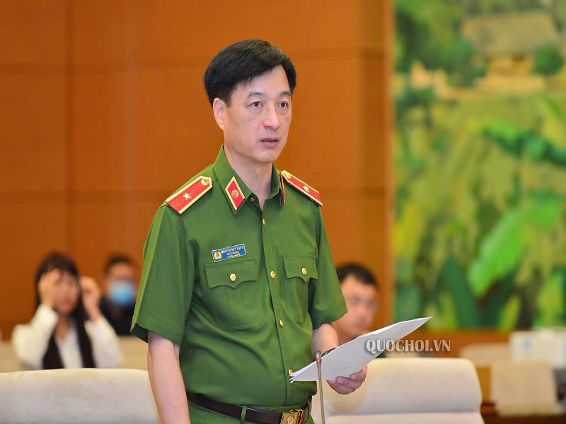 Thứ trưởng Bộ Công an Nguyễn Duy Ngọc trình bày nội dung tờ trình. Ảnh: Quochoi.vn