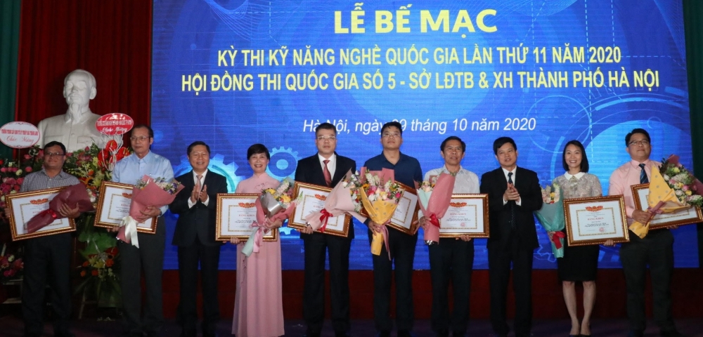 Thứ trưởng Bộ Lao động- Thương binh và Xã hội Lê Tấn Dũng và Phó Chủ tịch Ủy ban nhân nhân Thành phố Hà Nội Ngô Văn Quý trao thưởng cho 10 tập thể có thành tích cao nhất tại Kỳ thi, trong đó có đoàn Hà Nội.