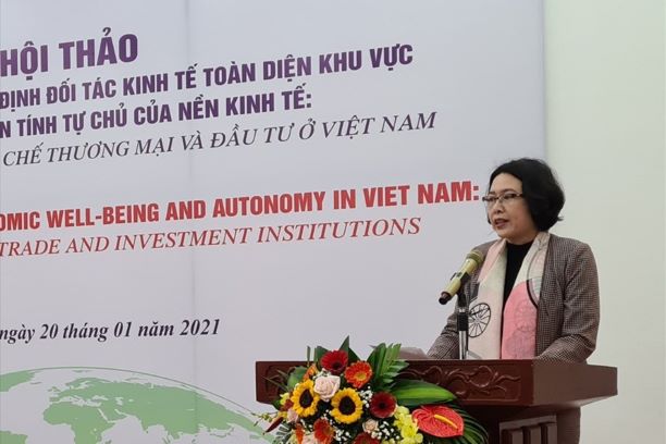  TS Trần Thị Hồng Minh - Viện trưởng Viện Nghiên cứu quản lý kinh tế Trung ương (CIEM) phát biểu tại hội thảo.