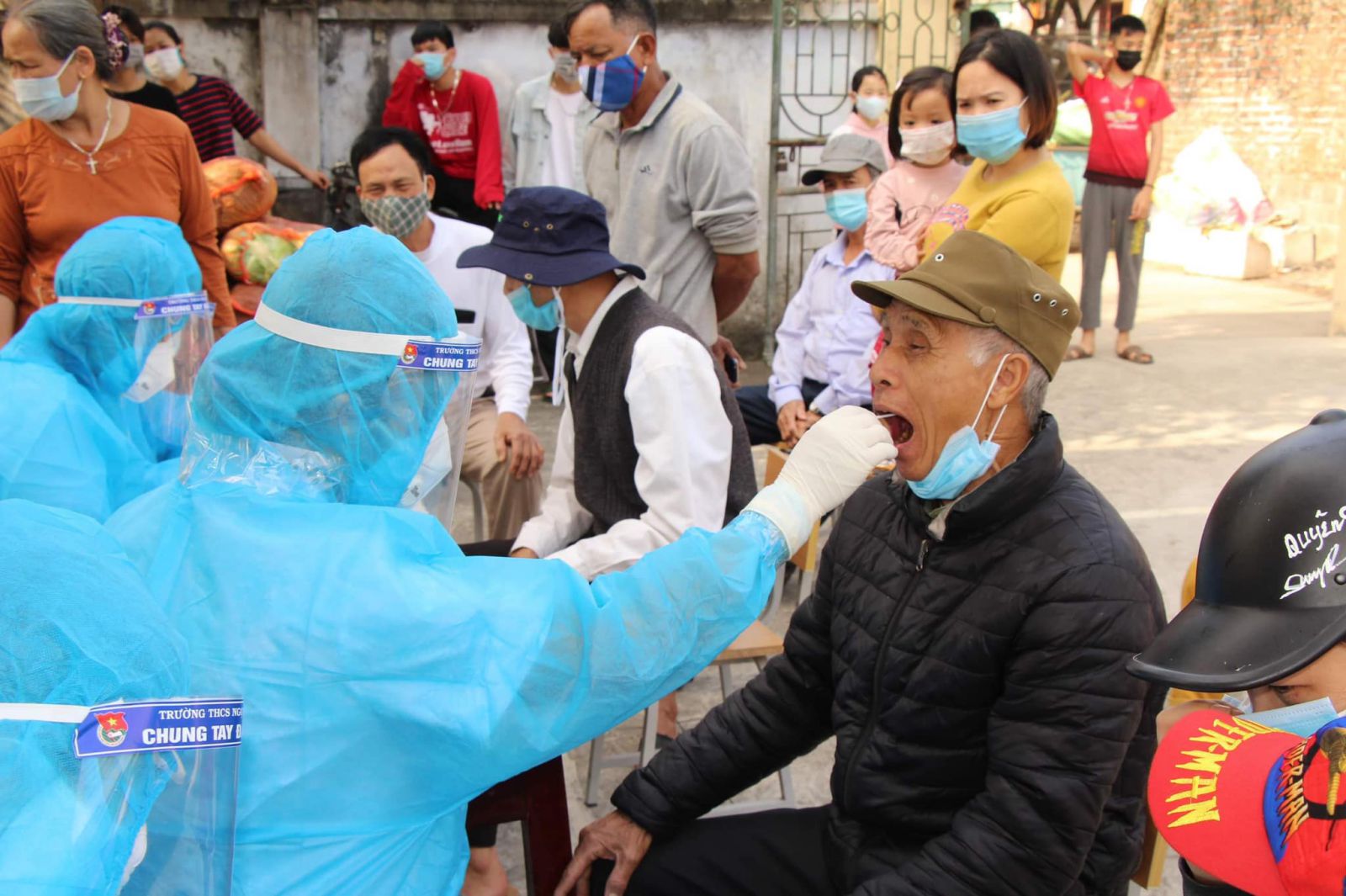  Trung tâm Y tế Thành phố Hải Dương đã trực tiếp lấy mẫu xét nghiệm đối với những người dân sống xung quanh khu vực có bệnh nhân dương tính với SAR-CoV-2 tại Khu dân cư Trần Nội, phường Thạch Khôi, Hải Dương.