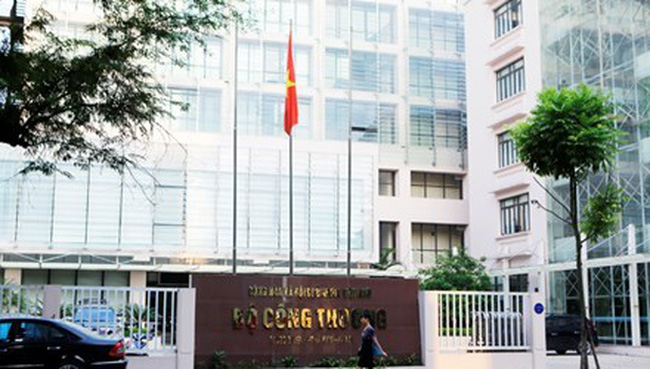 Cán bộ, nhân viên Trung tâm hành chính công tỉnh Bắc Ninh hướng dẫn người dân, doanh nghiệp giải quyết các thủ tục hành chính. (Ảnh minh họa: Đinh Văn Nhiều/TTXVN).