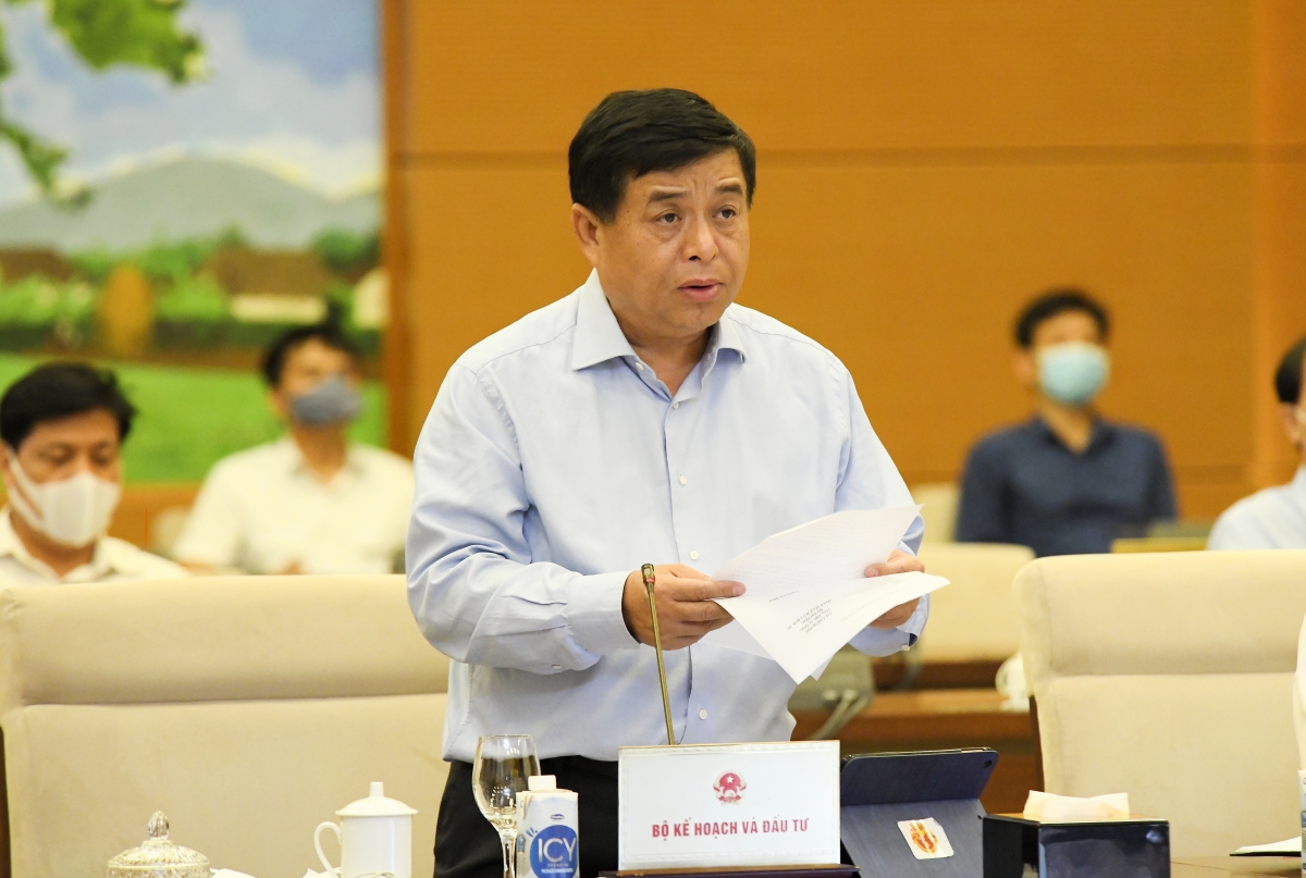 Bộ trưởng Bộ Kế hoạch và đầu tư Nguyễn Chí Dũng báo cáo tại phiên họp Ủy ban Thường vụ Quốc hội. 