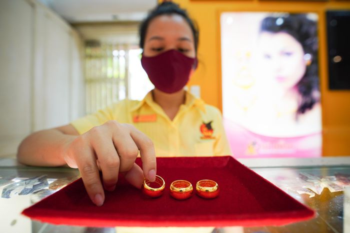 Nếu tăng thuế xuất khẩu vàng trang sức từ 0% lên 2% thì không những ngành xuất khẩu vàng nữ trang Việt Nam trên thị trường quốc tế sẽ bị 'đóng băng' mà còn dẫn đến nguy cơ xuất khẩu lậu qua biên giới sẽ tăng mạnh.