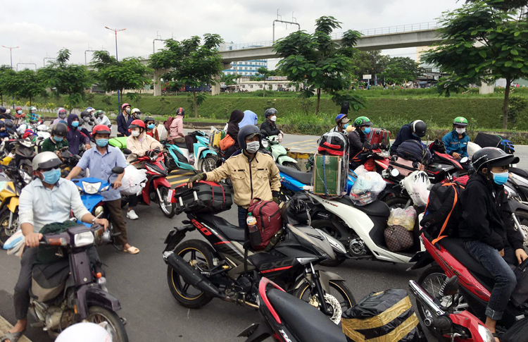 Sáng 15/8, nhiều người dân đang sinh sống ở TP Hồ Chí Minh đã chạy xe máy về quê khi biết thành phố tiếp tục thực hiện giãn cách xã hội đến ngày 15/9. 