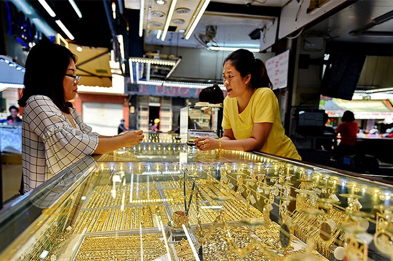 Nếu đề xuất tăng thuế xuất khẩu vàng nữ trang từ 0% lên 2% được thông qua, sẽ khiến các doanh nghiệp kinh doanh vàng trong nước rơi vào cảnh “chết chùm”.