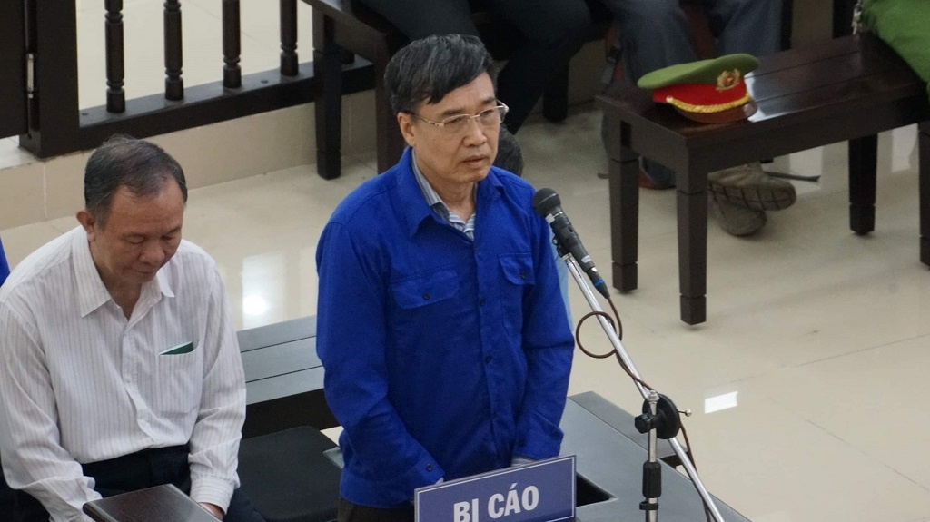 Bị cáo Lê Bạch Hồng (đứng) và Nguyễn Huy Ban (ngồi) tại phiên tòa hồi đầu năm 2020.