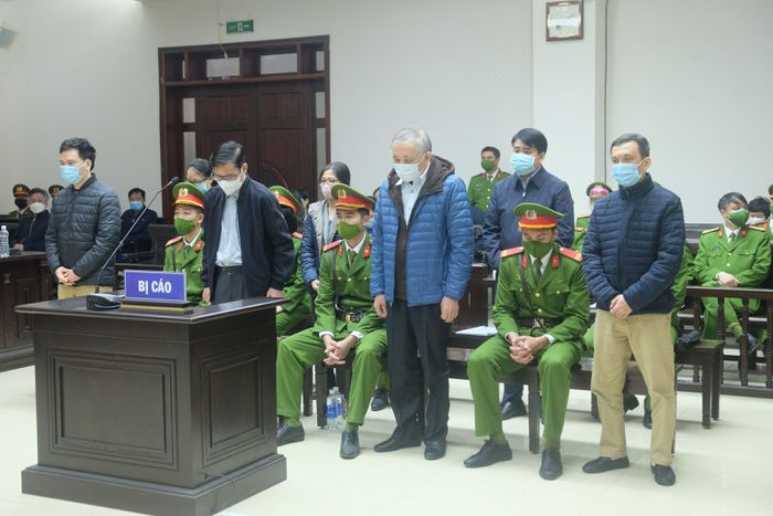 Cảnh sát dẫn giải bị cáo Nguyễn Văn Tứ cùng bị cáo Lê Duy Tuấn.