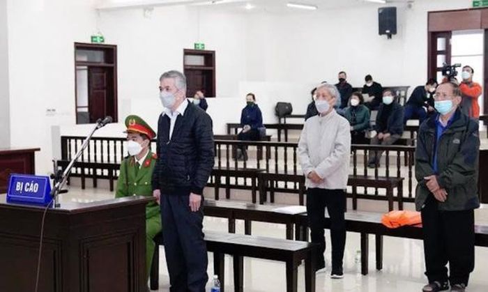 Ba bị cáo: Phan Chí Dũng, Lâm Nguyên Khôi và Lê Quang Minh tại phiên tòa phúc thẩm sáng 21/1/2022.