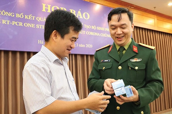 Phan Quốc Việt, Chủ tịch HĐQT kiêm Tổng giám đốc Công ty Cổ phần Công nghệ Việt Á và Thượng tá Hồ Anh Sơn tại buổi họp báo công bố kết quả nghiên cứu chế tạo bộ kit phát hiện SARS-CoV-2 do Học viện Quân y và Công ty cổ phần Công nghệ Việt Á phối hợp thực hiện.