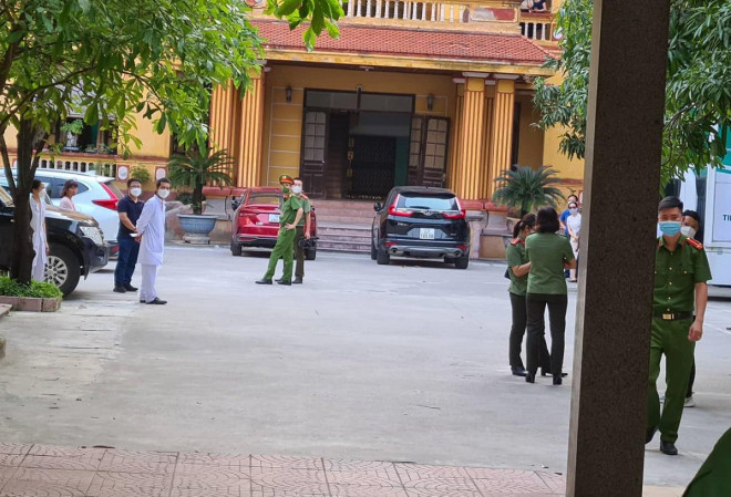 Lực lượng Công an tỉnh Nam Định có mặt tại trụ sở CDC Nam Định để thực hiện tống đạt các quyết định, thực hiện lệnh khám xét chiều ngày 15/4.