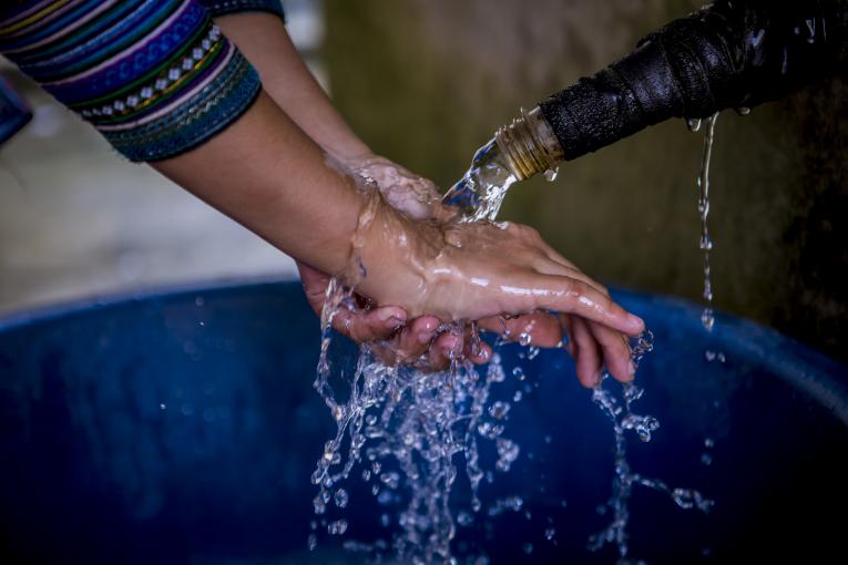 Việt Nam chưa đáp ứng tốt quyền tiếp cận nước sạch cho người dân khi tỷ lệ hộ tiếp cận được nước sạch trên toàn quốc chỉ đạt 52,2%.
