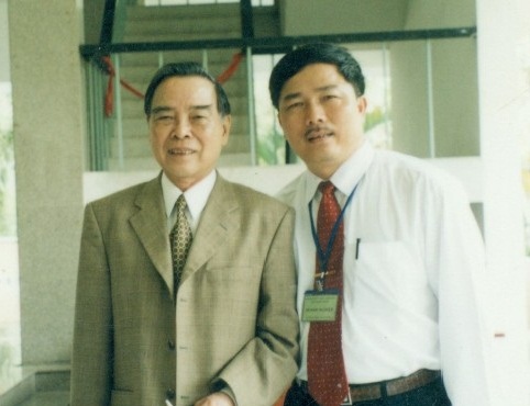 Doanh nhân Nguyễn Văn Đệ chụp ảnh lưu niệm cùng cố Thủ tướng Phan Văn Khải tại Hội nghị ở TP.HCM