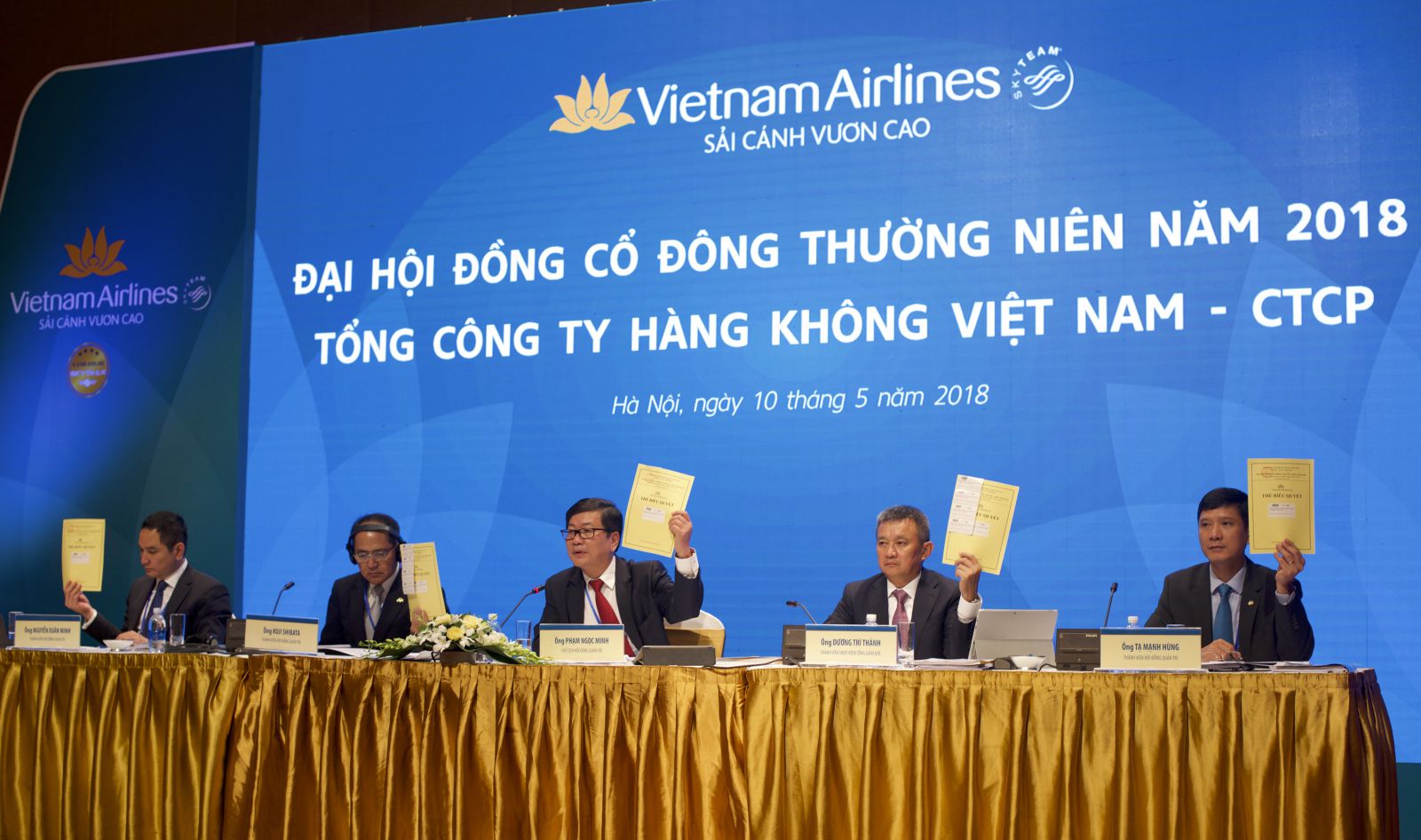 Tại ĐHĐCĐ, các cổ đông đã thông qua chủ trương chuyển sàn giao dịch cổ phiếu của Vietnam Airlines sang niêm yết trên sàn HOSE trong năm 2018. 