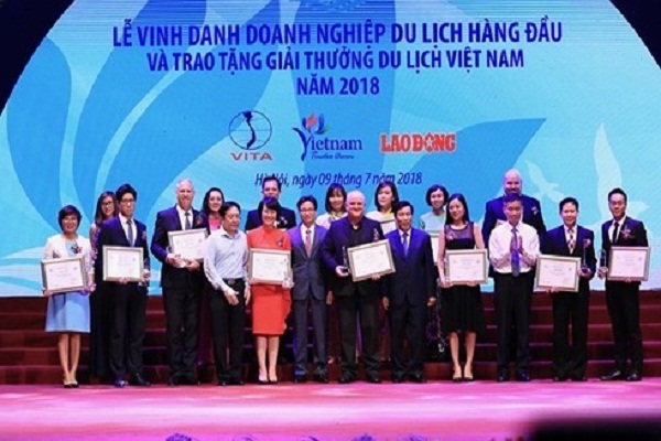 Ông Mark Reeves (thứ 4 từ trái sáng) đón nhận giải thưởng Sân gôn Hàng đầu Việt Nam năm 2018