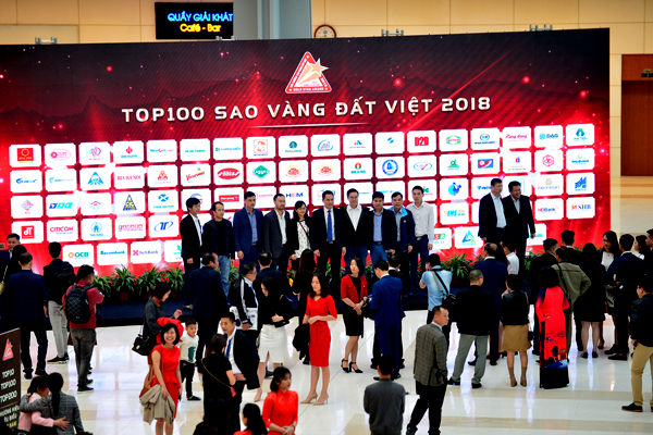 Các doanh nghiệp nhận Giải Giải Sao Vàng Đất Việt 2018 chụp ảnh lưu niệm
