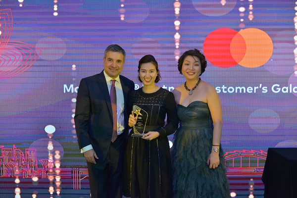 Bà Trần Thị Minh Thảo - Giám đốc Khối Dịch vụ Ngân hàng và Tài chính Cá nhân (DVNH & TCCN) của SCB nhận giải thưởng từ Mastercard.