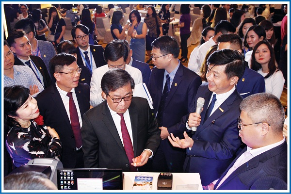 Ông Nguyễn Kim Anh, phó Thống đốc NHNN Việt Nam, trải nghiệm mở thẻ chip nội địa của Sacombank với sự giới thiệu của ông Nguyễn Minh Tâm, phó Tổng giám đốc Sacombank.