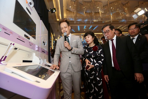 Phó Thống đốc NHNN Nguyễn Kim Anh trải nghiệm tính năng phát hành thẻ chip tại TPBank LiveBank