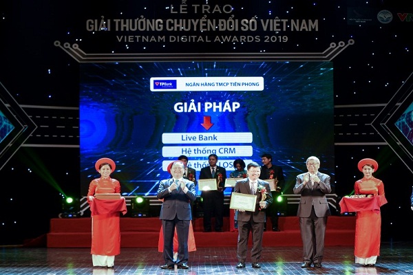 TGĐ TPBank Nguyễn Hưng đại diện nhà băng nhận giải thưởng Ngân hàng chuyển đổi số xuất sắc 