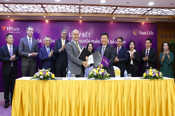TPBank và Sun Life bắt tay chúc mừng ký kết thỏa thuận hợp tác