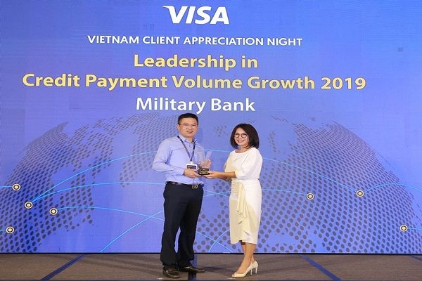 Ông Nguyễn Bá Tuyến – Giám đốc Trung tâm kinh doanh Thẻ MB nhận giải thưởng do Bà Trương Minh Hà – Giám đốc Kinh doanh Visa khu vực Việt Nam & Lào trao tặng