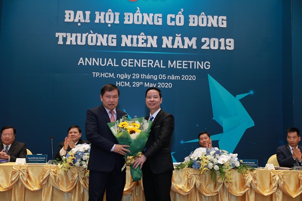 Ông Đinh Văn Thành - Chủ tịch HĐQT SCB (bên phải) tặng hoa chúc mừng Ô.Bùi Anh Dũng – PTGĐ phụ trách Khối Doanh nghiệp SCB là thành viên mới của HĐQT nhiệm kỳ 2017-2022.