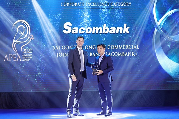 Ông Lê Đức Thịnh – Phó Tổng giám đốc Sacombank (bên phải) nhận giải thưởng Doanh nghiệp xuất sắc Châu Á.