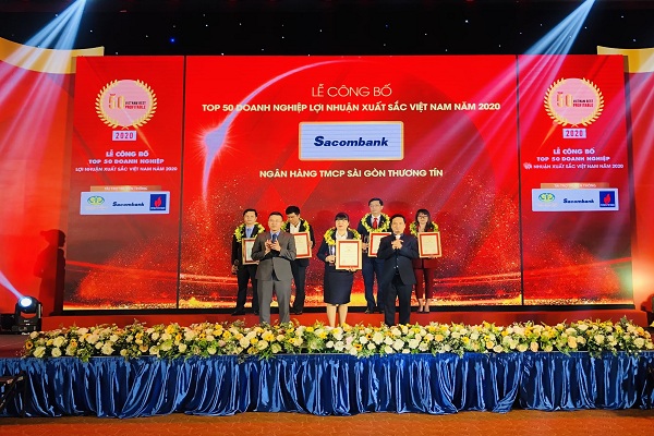 Bà Hà Quỳnh Anh – Phó Tổng giám đốc Sacombank (giữa) nhận giải thưởng Top 50 doanh nghiệp lợi nhuận xuất sắc Việt Nam 2020.