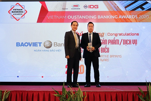 Ông Hồ Xuân Tùng – Giám đốc Chi nhánh TPHCM, kiêm Trưởng Văn phòng đại diện TPHCM<p/>đại diện BAOVIET Bank nhận giải