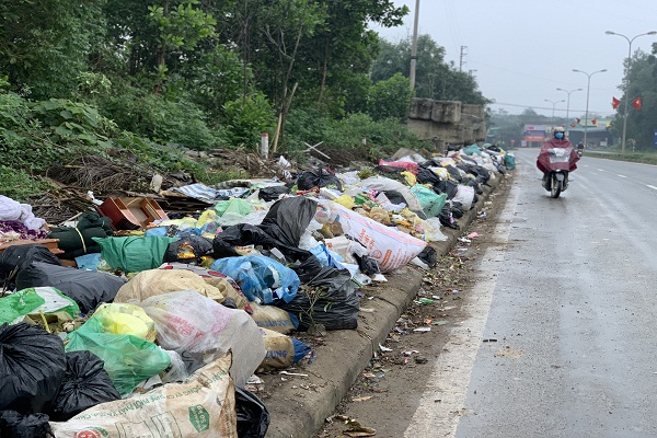 Tuyến đường mòn Hồ Chí Minh trở thành điểm tập kết rác của người dân phố núi