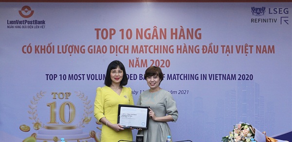Bà Nguyễn Ánh Vân – Phó Tổng Giám đốc LienVietPostBank nhận giải thưởng từ đại diện Refinitiv.